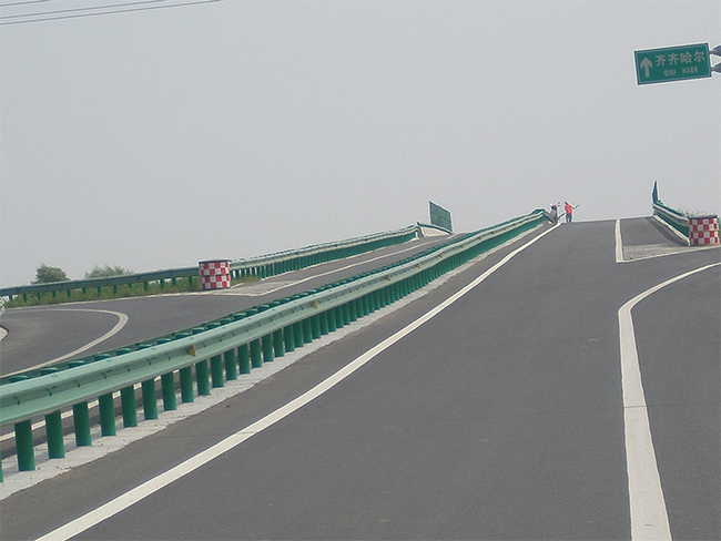 可克达拉高速公路护栏的材质与规格