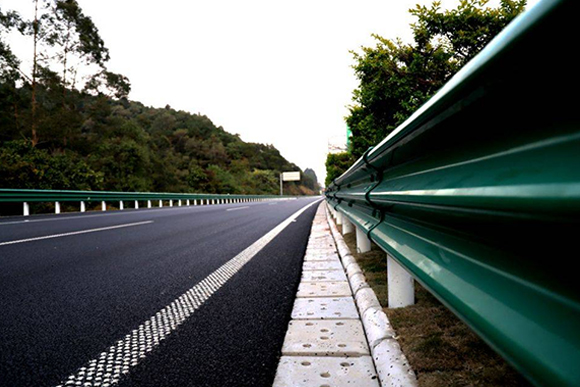 可克达拉高速公路护栏的常用类型